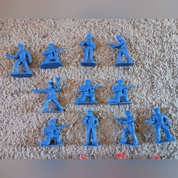 Vintage Police Officer 27 Figures Red Classic Toy Soldiers Set - PRE-OWNED - Picture 2 of 3